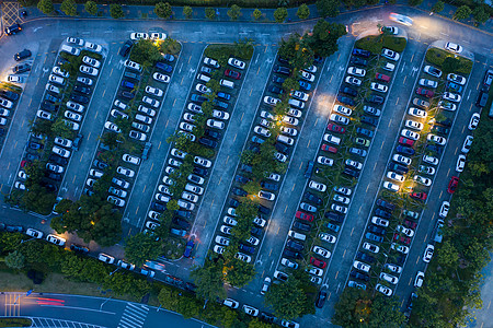 城市夜晚道路夜晚停满车的游乐场停车场背景