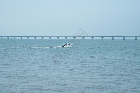 珠海日月贝广东珠海港珠澳大桥旁游艇背景