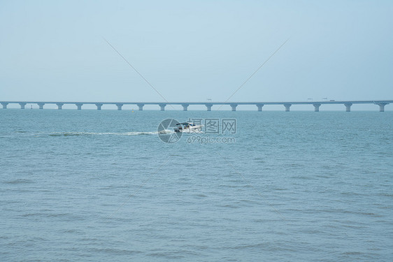 广东珠海港珠澳大桥旁游艇图片