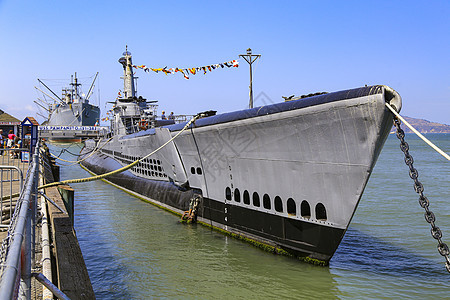 美国旧金山湾渔人码头停靠的退役军舰图片