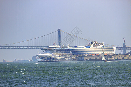 美国旧金山湾的至尊公主号邮轮高清图片