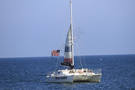 美国圣塔芭芭拉海上帆船图片