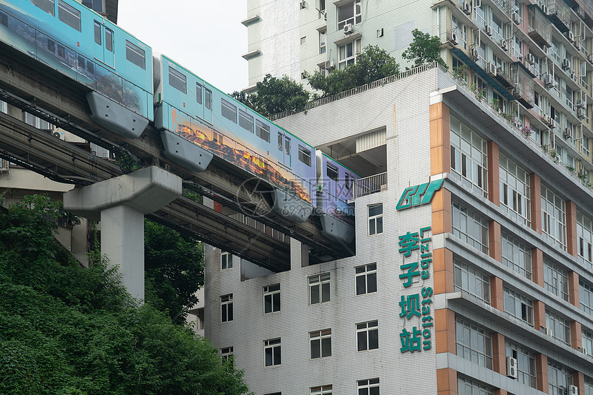 重庆穿过楼房的轨道列车