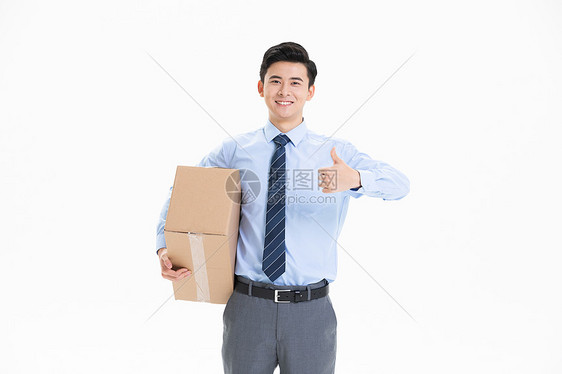 抱着纸盒箱的青年白领图片