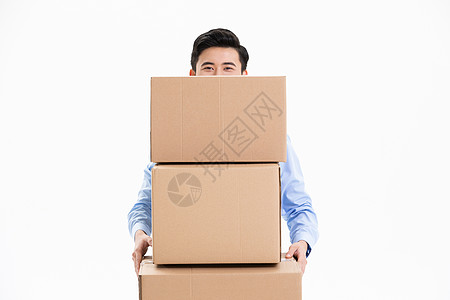 双手抱着打包纸盒箱的青年男性图片