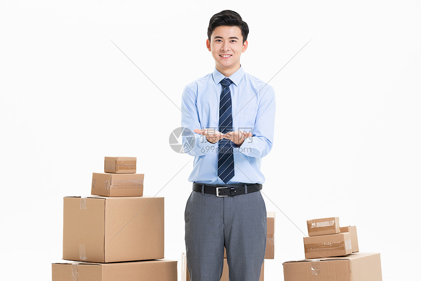 站在纸盒打包箱中的商务男性图片