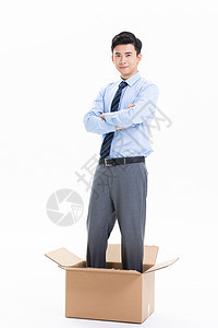 站在纸盒箱中的青年白领男性图片