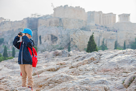 希腊雅典卫城儿童眺望远方图片
