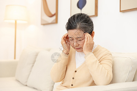 老奶奶头部疼痛图片