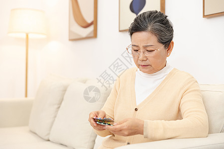老奶奶坐沙发上吃药图片