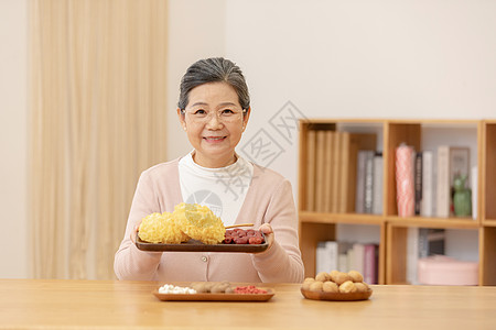 老奶奶居家养生手捧银耳汤食材图片