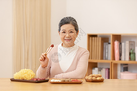 老奶奶居家养生煮银耳汤夹红枣图片