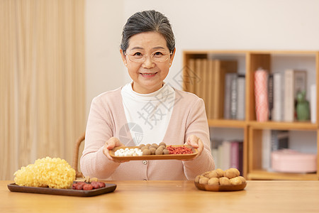 老奶奶居家养生手捧银耳汤食材图片