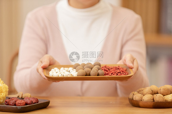 老奶奶居家养生手捧银耳汤食材图片