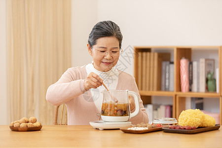 老奶奶居家养生煮银耳汤图片