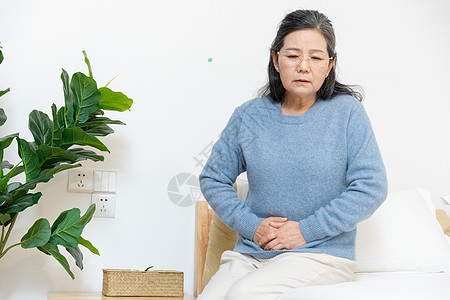 老年人居家生病肚子痛图片素材