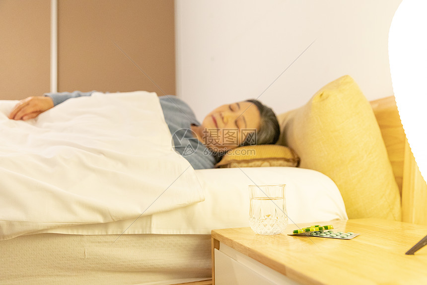 老年人吃药睡觉图片