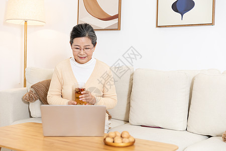 老奶奶喝养生茶视频聊天图片