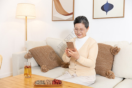 妇女节相框老奶奶居家生活玩手机背景