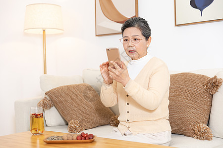 坐沙发上的人老奶奶坐沙发上看新闻背景