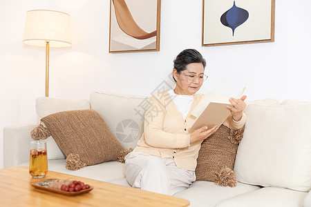 老年人居家生活看书喝茶图片