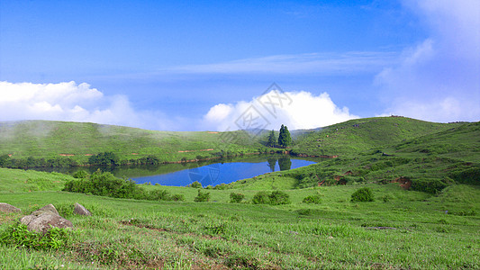 山顶碧水蓝天图片