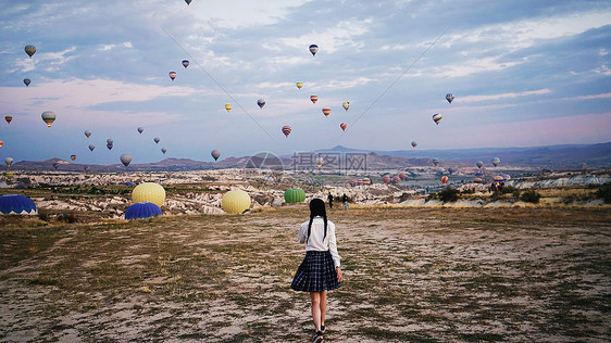 土耳其卡帕多奇亚热气球旅游的马尾女孩图片