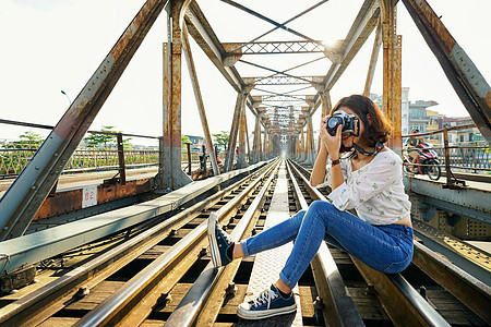 越南河内铁路拍照的女孩图片