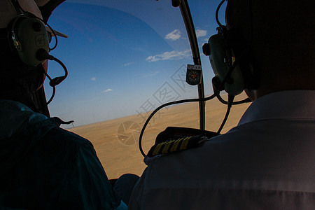 空中游览直升机观光旅游机长背影背景