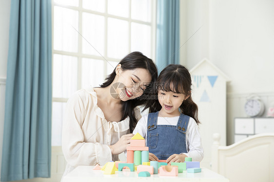 儿童节妈妈和女儿一起搭积木图片