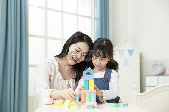 妈妈和女儿一起搭积木图片