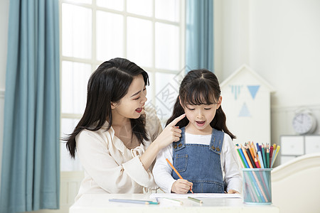 儿童节妈妈和女儿一起画画图片