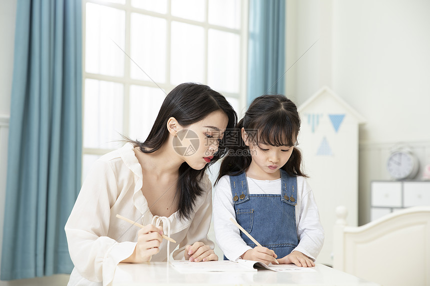 妈妈辅导女儿写作业图片