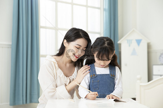 妈妈辅导女儿写作业图片