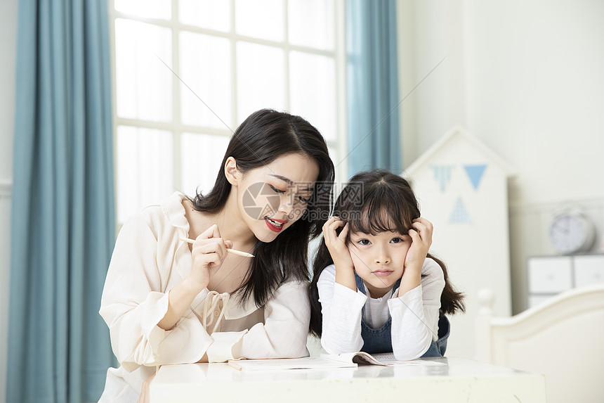 妈妈辅导女儿写作业图片