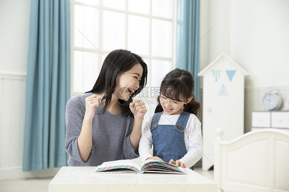 妈妈陪伴女儿看书讲故事图片