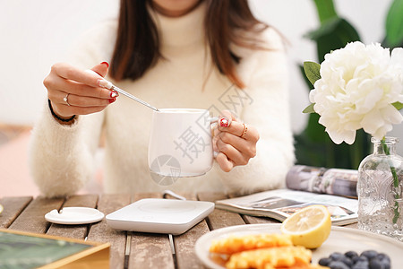 白色保温杯美女搅拌茶杯背景