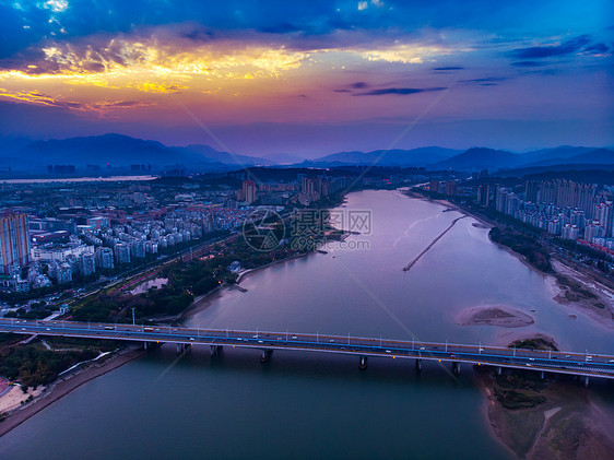 夕阳下的福州闽江大桥图片