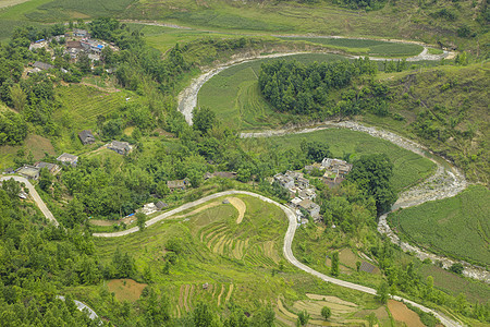 小河蜿蜒河畔图片