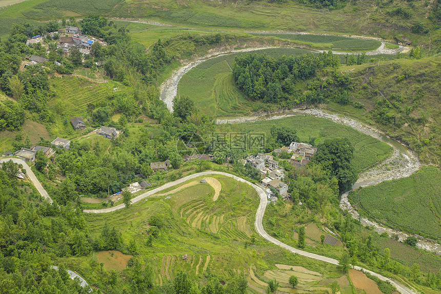 小河蜿蜒河畔图片