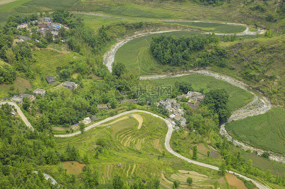 小河蜿蜒河畔图片