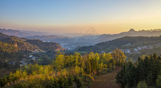 小山村晨雾景色背景图片