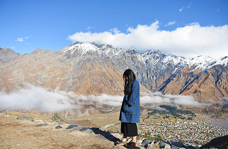 格鲁吉亚雪山前的少女图片