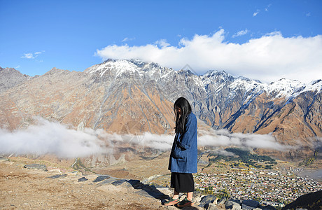 格鲁吉亚雪山前的少女图片