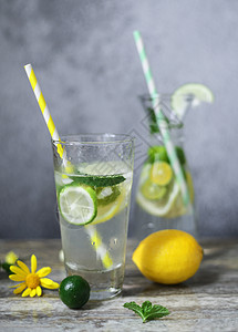 清凉可口的自制柠檬水图片