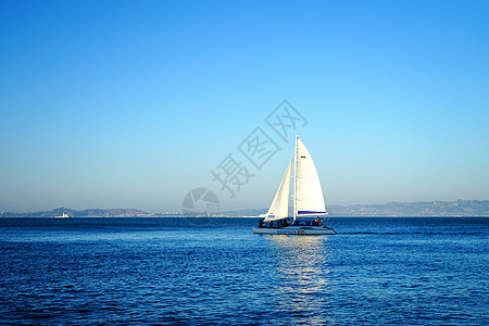湛蓝大海旧金山帆船背景