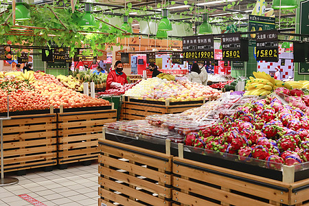 水果超市【媒体用图】疫情下戴口罩的人们超市购物背景