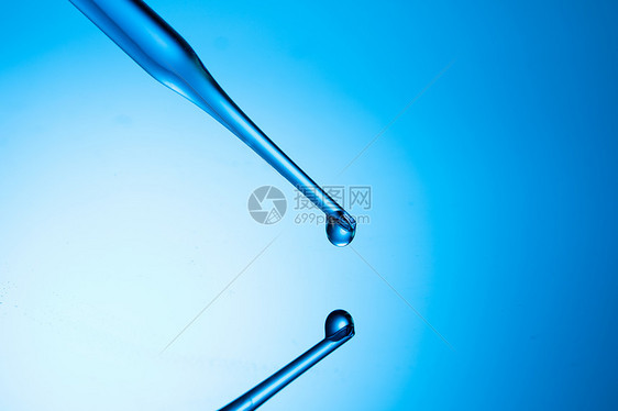化学实验滴管滴下液体水滴特写图片