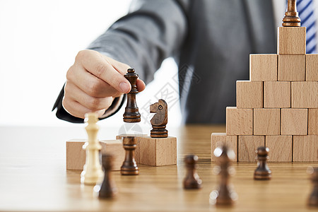 决策商务男士手拿国际象棋背景