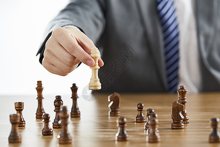 商务男士手拿国际象棋图片